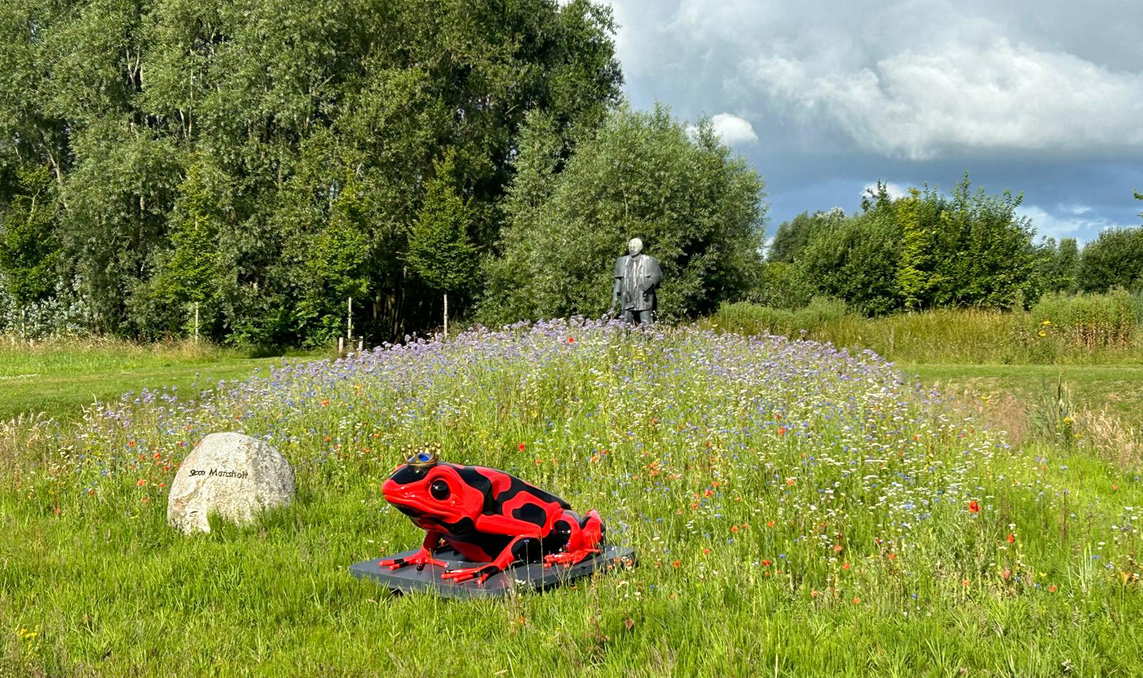 standbeeld Sicco Mansholt tussen de bloemen